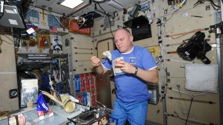 Обстановку с едой на МКС прокомментировали в Роскосмосе