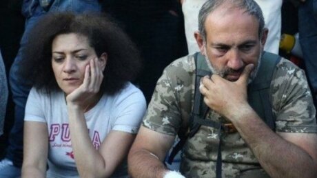 Пашинян заступился за жену перед Акопяном: "Степанакерт под бомбежкой не санаторий в Баден-Бадене"