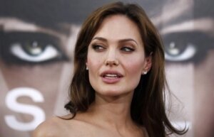 Анджелина Джоли, политика, кино, Лондон, Великобритания, Арманика Хелвик