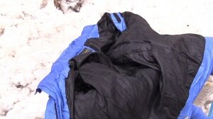 Выкинула ребенка в мусорку новосибирск. Грязная куртка. Грязная куртка у девочки.