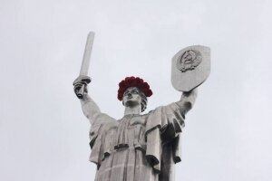киев, родина-мать, монумент, мак, венок,день победы