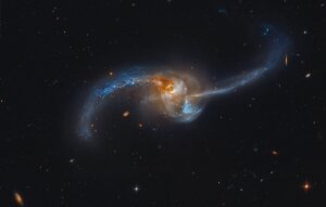 телескоп "Хаббл", объект NGC 2623, Земля, слияние, галактики, звездообразование, звездные кластеры, Млечный Путь, космический объект