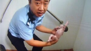 новости мира, новости китая, новости пекина, Цянь Фэн, китайский полицейский спас младенца, 4 августа