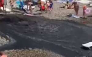 Россия, Сочи, пляж, Чкаловский, канализация, прорыв, смотреть видео, грязевой гейзер