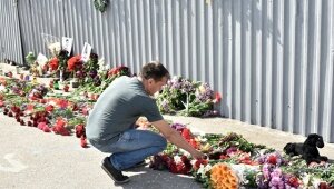2 мая, одесса, украина, дом профсоюзов, цветы, возлагают 