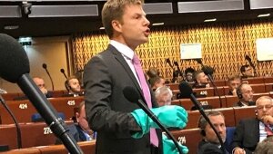 гончаренко, украинский депутат, пасе, резиновые перчатки, реакция пользователей, соцсети