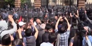 Ереван, Армения, Саргсян, Пашинян, премьер-министр, происшествия, полиция, политика, общество, митинг, протест, акция, активисты, блокирование, здания, парламент, задержание, арест