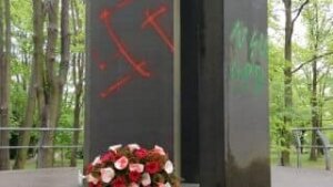 германия, советское кладбище, могилы, осквернили, символика, нацисты