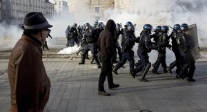 ле пен, протесты, франция, полиция, нант, коктейли молотова, демонстранты, слезоточивый газ, митинг, предвыборная кампания, кандидат