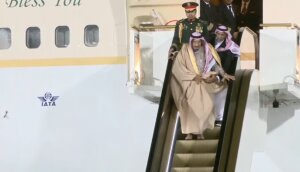 король Саудовской Аравии, лайнер,аэропорт, поломка, трап-эскалатор, конфуз, Сальман ибн Абдель Азиз аль Сауд, встреча, исторический визит, политика