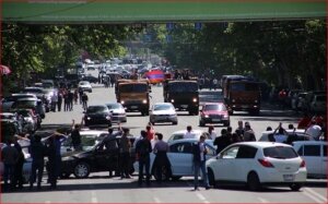 Ереван, Армения, Саргсян, Пашинян, премьер-министр, происшествия, полиция, политика, общество, митинг, протест, акция, активисты, блокирование, здания, парламент, перекрытие, мост, дорога