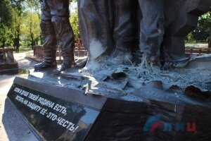 ЛНР, Луганск, взрыв, памятник, разрушение, повреждение, фото, парк, 