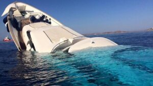 дорогая яхта, крушение, греция, фото, остров Миконос, $11 млн