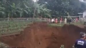 наука, Индонезия видео аномалия происшествия провал природные катастрофы (новости), происшествие