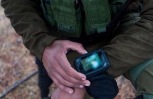 Израиль, армия, смартфон, Android, Shaked Fighting, часы, приложение, камера, цифровой компас, информация, карта, рюкзак, связь, гаджет, девайс, солдат, оружие