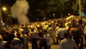 Ереван, полиция, протест, митингующие, столкновение, гранаты, слезоточивый газ