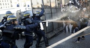 франция, макрон, выборы, президент, париж, журналисты, протестующие, слезоточивый газ, демонстрация, полиция, обвинения