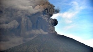 бали, вулкан, эвакуация, пробудился, извержение, опасность, катастрофа