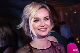 Полина Гагарина, певица, артиска, кукла, подарок, награда, премия, поздравления 