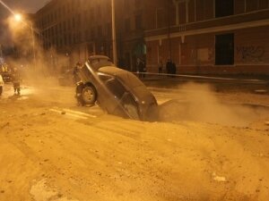Санкт-Петербург, происшествие, автомобили, провал, кипяток, пострадавший, ожоги, видео