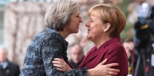евросоюз, германия, великобритания, ангела меркель, тереза мэй, рукопожатие, оскорбление, уижение