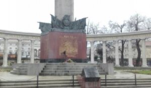 австрия, вена, площадь Шварценбергплатц, памятник советским солдатам, облили кровью, осквернили, фото, подробности