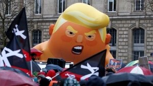 трамп, воздушный шар, трамп, лондон, акция протеста, младенец