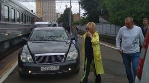 Алла Пугачева, перрон, машина, певица, скандал, Юрий Лоза, рижский вокзал, автомобиль