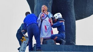 новосибирск, россия, происшествия, спасли девушку, приковала себя к памятнику, ленин, фото, пикет, подробности