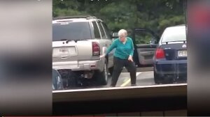 парковка, танец, старушка