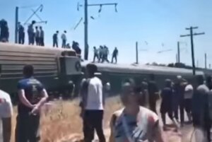казахстан, поезд, кадры, перевернулся, видео, погибшие, рельсы, сошел, вагон, пострадавшие