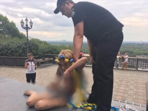 украина, киев, активистка Femen, происшествия, общество, полиция, медицина, новости дня, видео