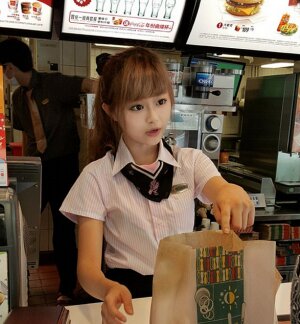 Тайвань, общество, "богиня McDonald's", Вей Хань Сюй, ресторан, кукольная внешность