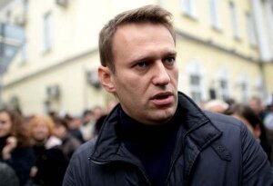 алексей навальный, оппозиция, россия, уфа, видео, забросали яйцами