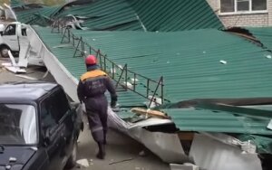 Россия, Ставрополь, сильный ветер, рухнушная крыша, смотреть видео