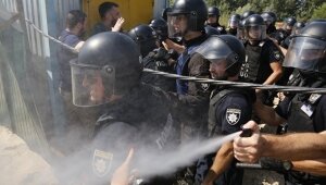 украина, киев, полицейский, газ, столкновения, журналист