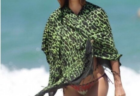 Ирина Шейк появилась на пляже с заметно увеличившейся грудью