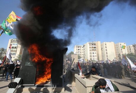 Иракские протестующие ворвались в посольство США в Багдаде, выкрикивая "Смерть Америке"