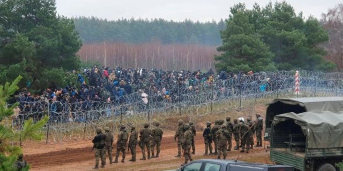 Прорыв белорусских мигрантов на территорию Польши на КПП "Брузги" попал на видео 