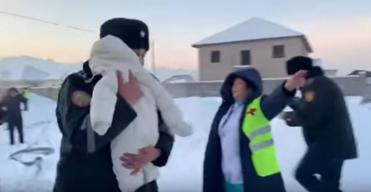 В Казахстане из рухнувшего самолета спасли младенца: лежал на груди тяжело раненной матери - трогательные кадры