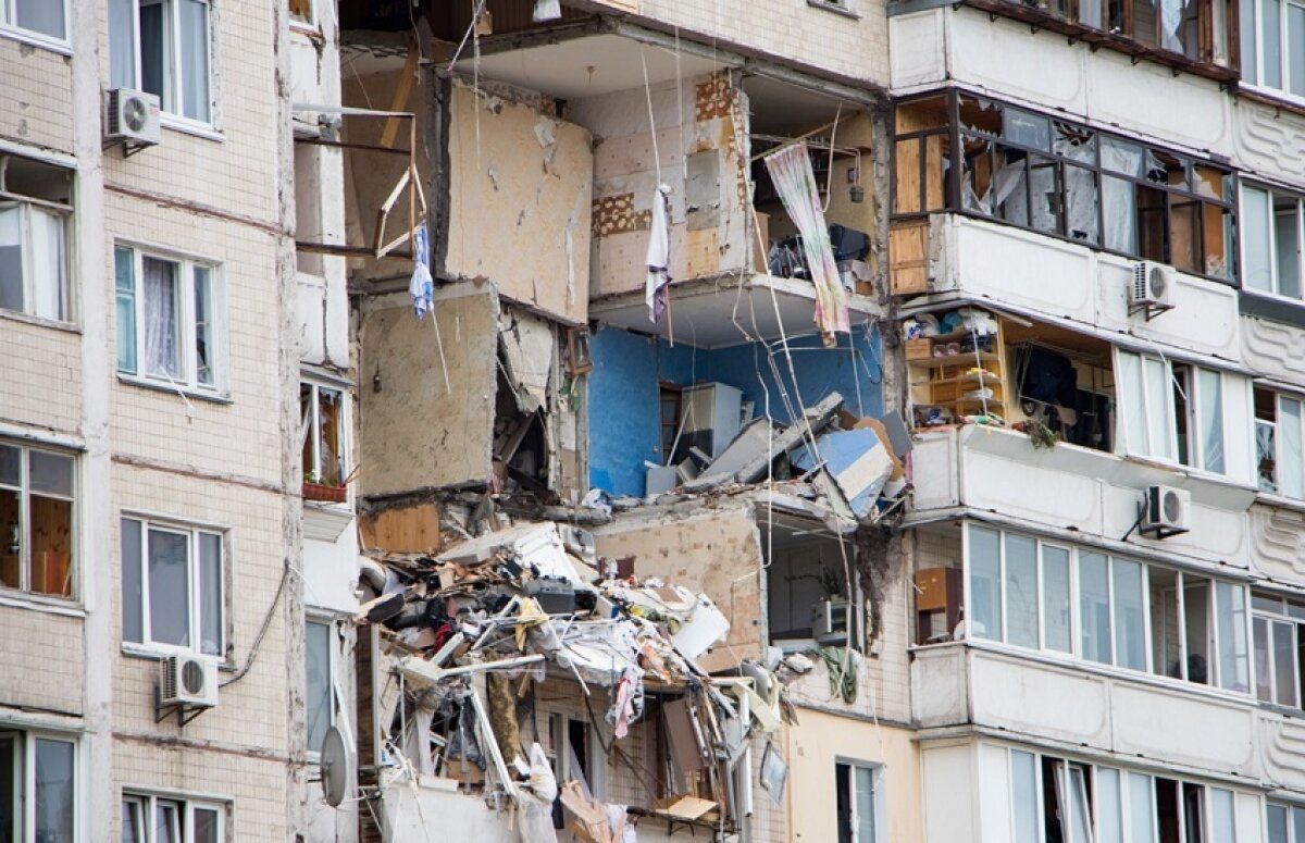Взрыв дома в Киеве: разорванные изнутри квартиры показали на видео
