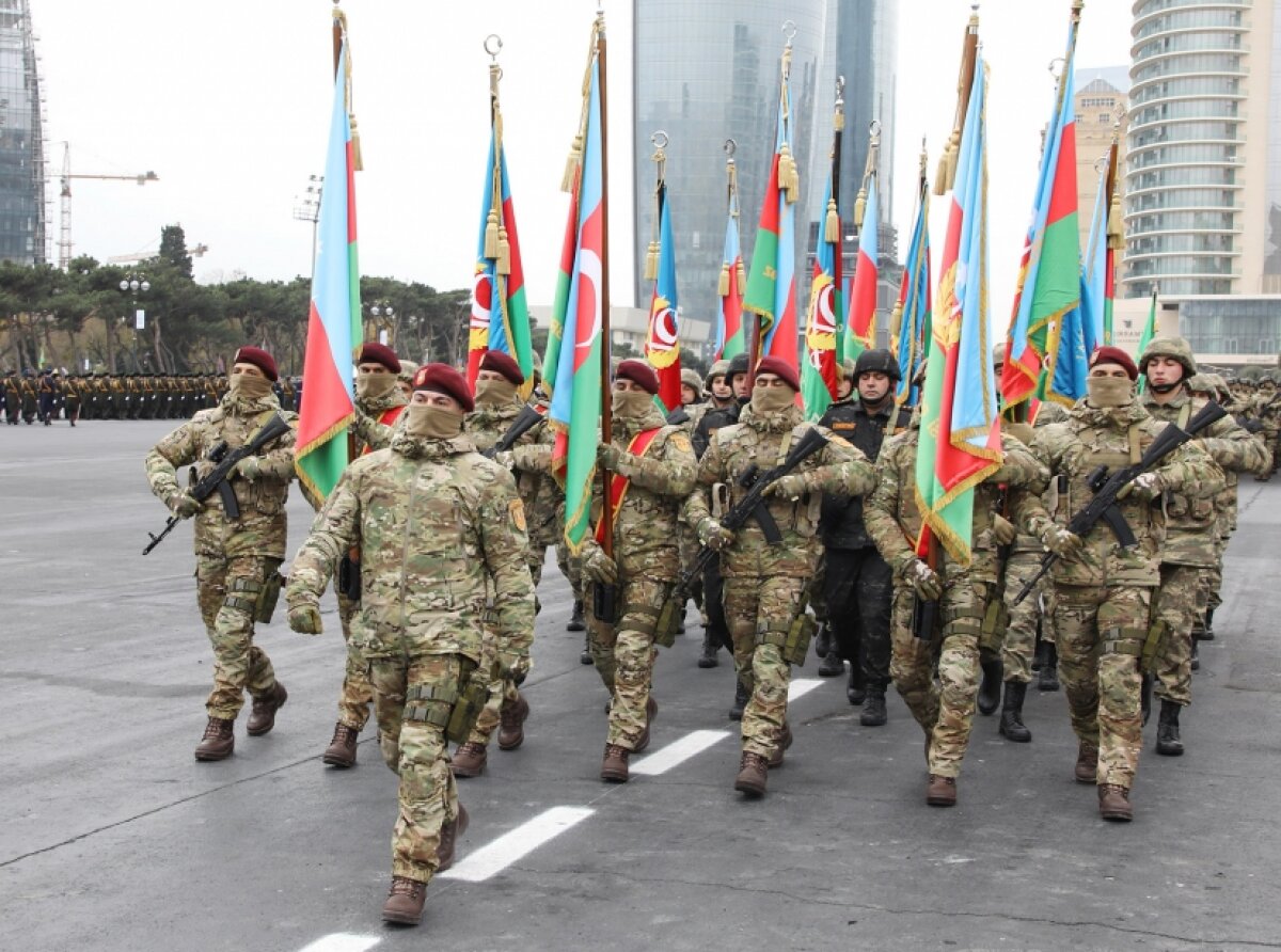Военный парад за минуту: выборка ярких моментов с победного марша в Баку