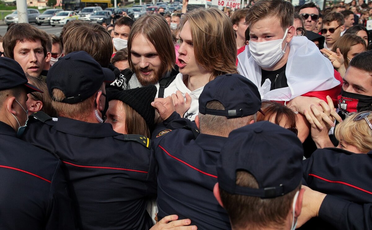 Студенты прорвали оцепление ОМОНа у здания КГБ в Минске: кадры