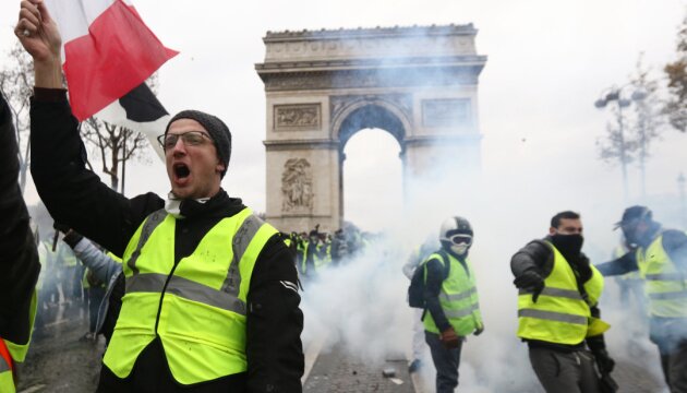 ​Массовые протесты во Франции: в правительстве всерьез задумались о госперевороте - СМИ