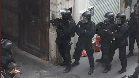 Во Франции человек с бомбой взял людей в заложники – кадры
