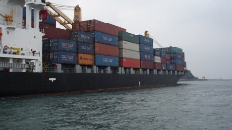 Пираты напали на судно с 20 российскими моряками у берегов Бенина и похитили шесть человек