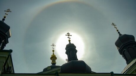 На Троицу над Лаврой в Киеве верующие увидели радужный нимб