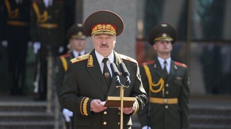 Лукашенко преклонился перед военными и назвал протестующих "дрянью"