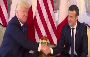 США, НАТО Брюссель, Франция, Эммануэль Макрон, Дональд Трамп, рукопожатие, видео